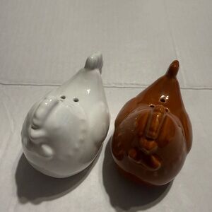 Ceramic Hen Salt and Pepper Shakers Brown White Chicken Farmhouse Kitchen Decor